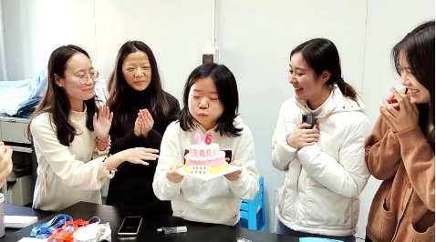 课题组成员与组员鄢妮一起庆祝生日