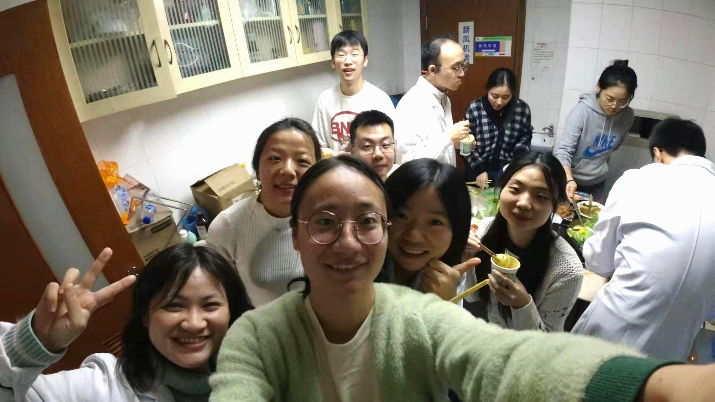 卢敏课题组成员一起在实验室庆祝元宵节